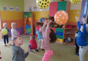 Dzieci odbijają balony